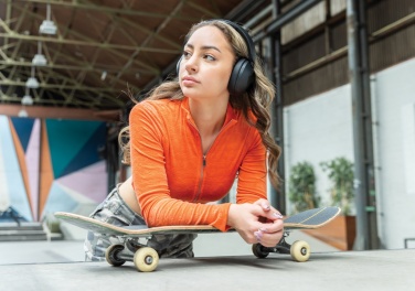 Logo trade reklaamkingitused foto: Urban Vitamin Cupertino RCS rplast ANC kõrvaklapid